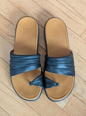 Cougar Belle Leather Thong Sandals Size 9